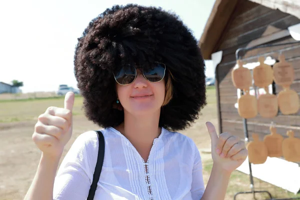 Mujer en sombrero de papakha ruso —  Fotos de Stock
