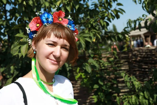 Mujer con corona floral en la cabeza —  Fotos de Stock