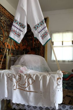 Köy kulübesinde asılı beşik