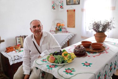 Yemek odasında kıdemli adam var.