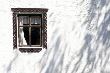 Pencereli beyazlatılmış duvar