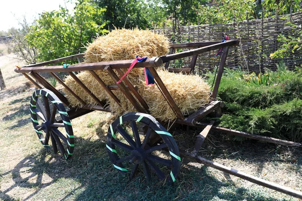 Chariot en bois décoré avec paille — Photo