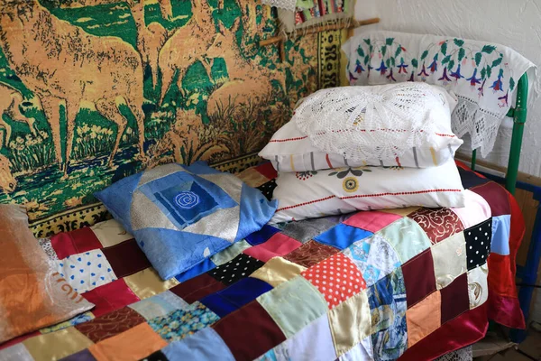 Dettagli di rustico interno camera da letto tradizionale — Foto Stock
