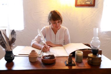 Kalemle yazan kadın