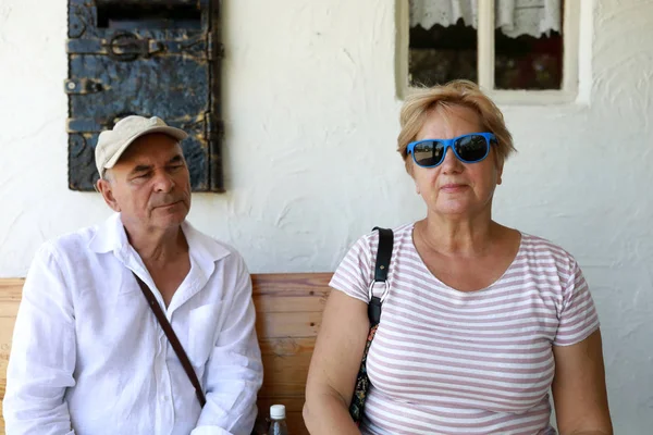 Casal de idosos sentado no banco — Fotografia de Stock