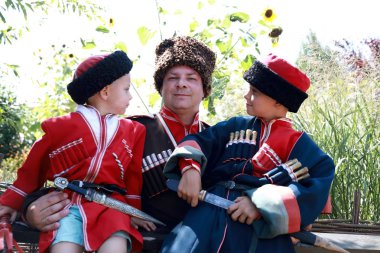 Baba ve oğulları Kazak kostümlü.