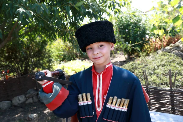 Ragazzo in abiti tradizionali cosacco — Foto Stock