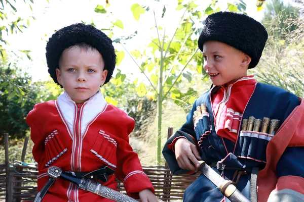 Bracia w kozackich kostiumach — Zdjęcie stockowe
