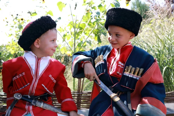 Chłopcy w kozackich kostiumach — Zdjęcie stockowe