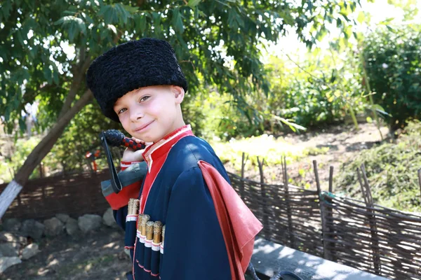 Enfant en vêtements cosaques traditionnels — Photo