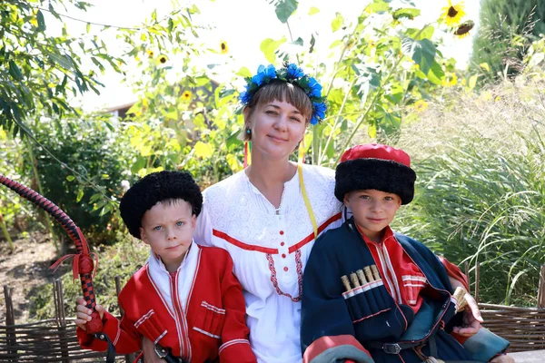 Matka i synowie w kozackich kostiumach — Zdjęcie stockowe
