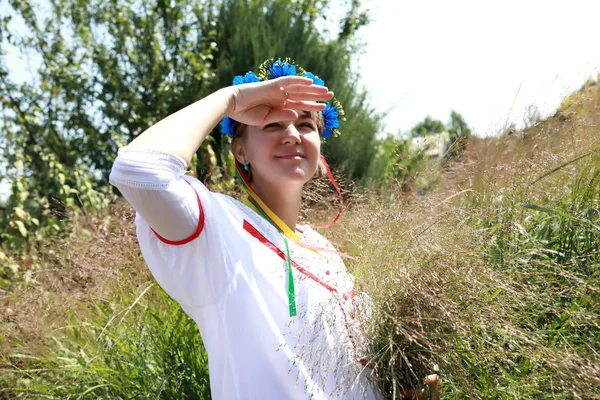 Cossack woman looking hiding palm from sun — Stock Photo, Image