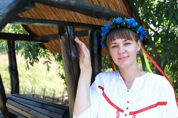 Frau in traditioneller Kosakentracht — Stockfoto