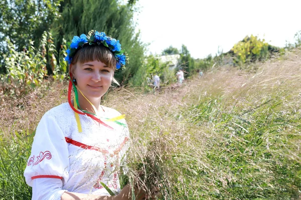 Kvinna i traditionella Cossack kläder — Stockfoto