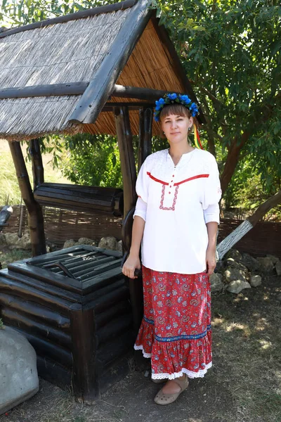 Kazak kostümlü kadın. — Stok fotoğraf