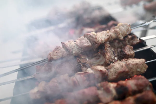 Cozinhar kebab em espetos — Fotografia de Stock