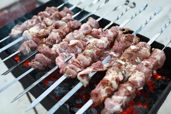 Cozinhar kebab pescoço de porco em espetos — Fotografia de Stock
