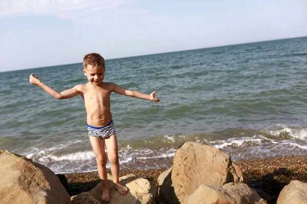 男孩站在黑海 — 图库照片