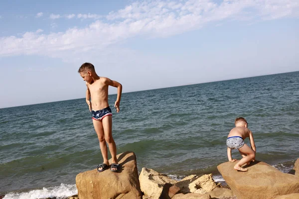 Irmãos em pé contra o Mar Negro — Fotografia de Stock