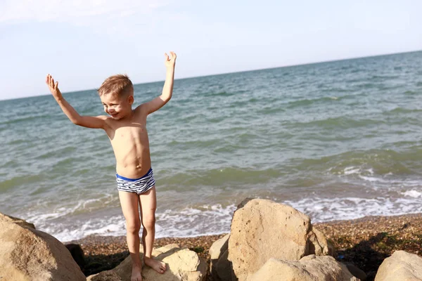 검은 바다에 서 있는 아이 — 스톡 사진
