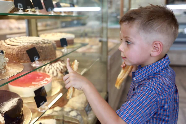 Kind kiest voor taart — Stockfoto