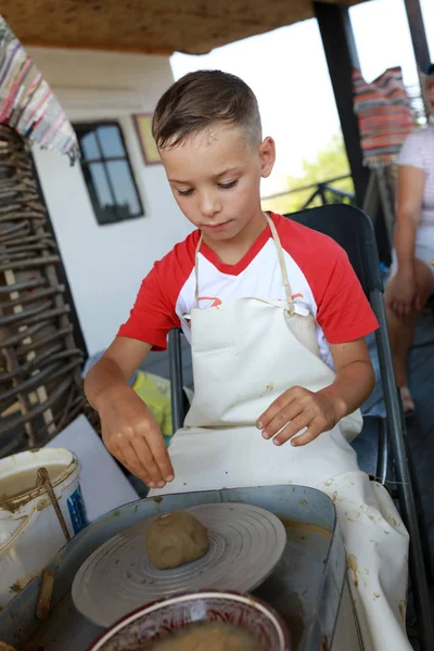 Barnarbete på keramikhjul — Stockfoto