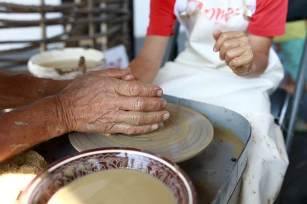 Potter enseigne la poterie garçon — Photo