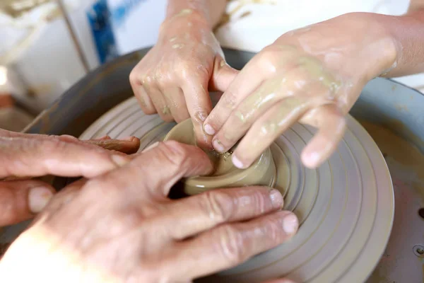 Potter teaches kid pottery — Stock Photo, Image