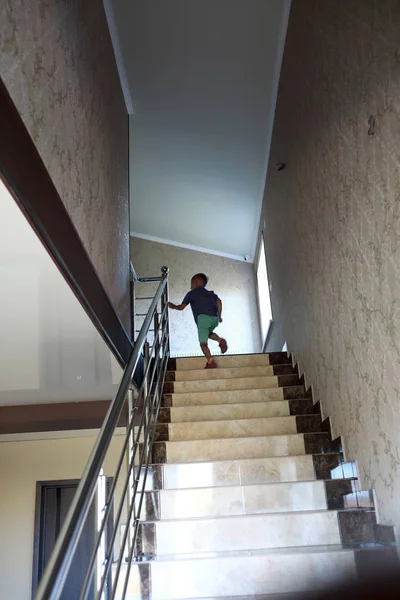 Child climbing stairway — Stock Photo, Image