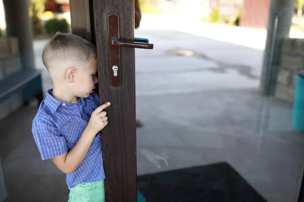 Child opening mirrored front door — Stock Photo, Image