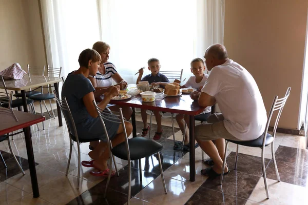 Familjen har frukost — Stockfoto