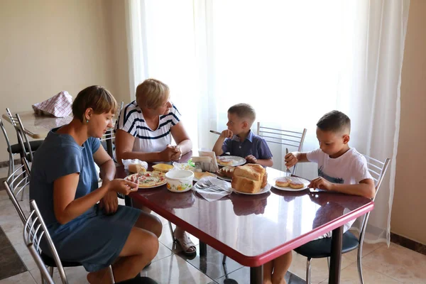 Famille petit déjeuner — Photo