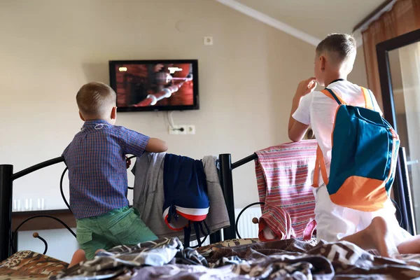 Enfants regardant la télévision sur le lit — Photo