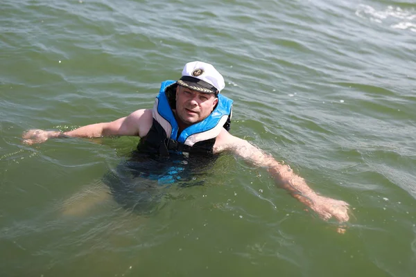 Man met zwemvest op zee — Stockfoto