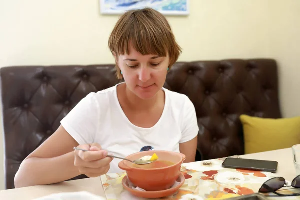 Kobieta jedząca zupę — Zdjęcie stockowe