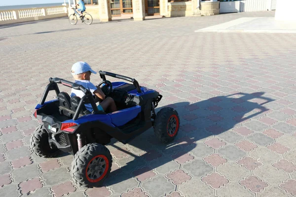 Дитяче водіння іграшковий автомобіль — стокове фото