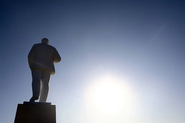 Silhouette of monument to Lenin — Stock Photo, Image