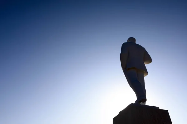 Silhouette du monument à Vladimir Lénine — Photo