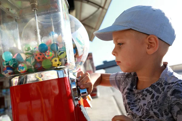 Criança usando brinquedos de venda automática — Fotografia de Stock