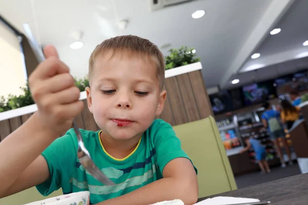 Criança almoça — Fotografia de Stock