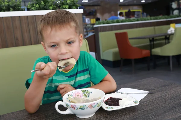 Dziecko jeść pierogi — Zdjęcie stockowe