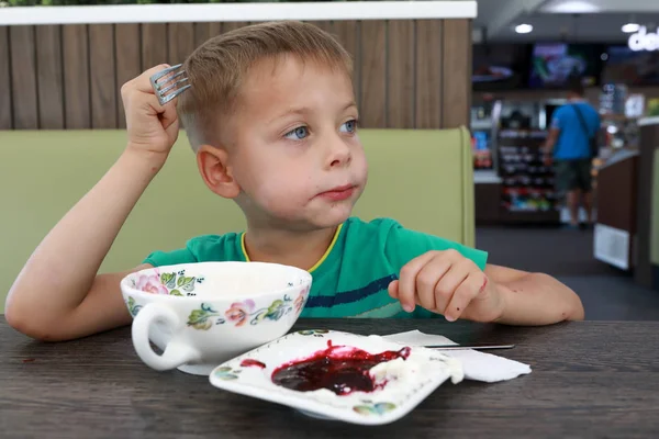 Kind isst zu Mittag — Stockfoto