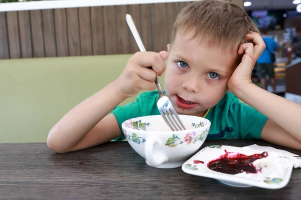 Rapaz almoça — Fotografia de Stock