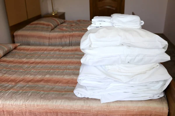 Montón de ropa de cama en la cama — Foto de Stock