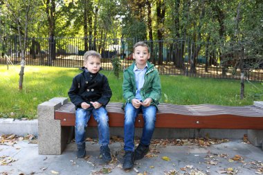 İki kardeş bankta.