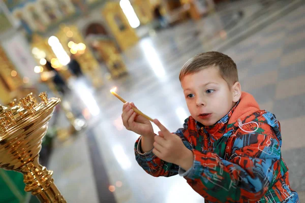 Мальчик в Русской православной церкви — стоковое фото