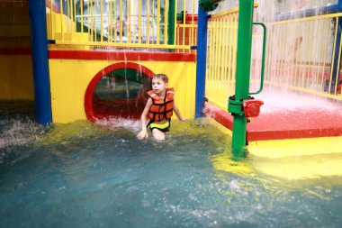 Çocuk eğlence havuzunda