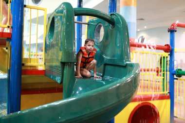 çocuk üzerinde su kaydırağı