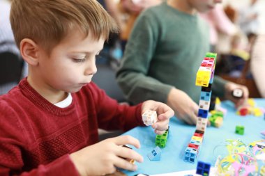 Plastik yapıcı oynayan çocuk