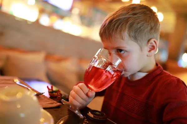 男孩在餐馆里喝果汁 — 图库照片